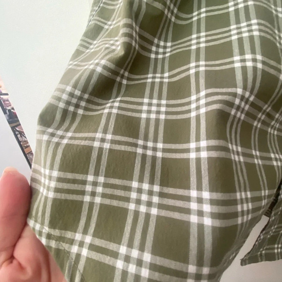 Classic Fit Green Plaid Men’s Dockers Button Up - Size Medium - Picture 2 of 5